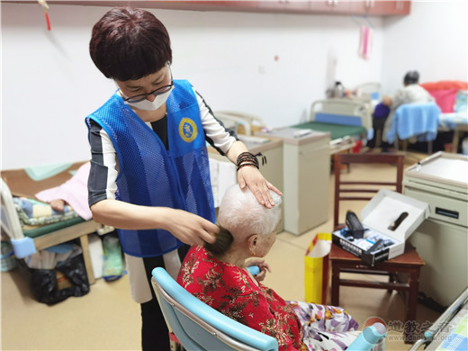 为老服务 从“头”开始——记上海城隍庙志愿者分队理发组