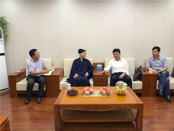 安徽省政协民宗委主任万以学到省道协走访调研