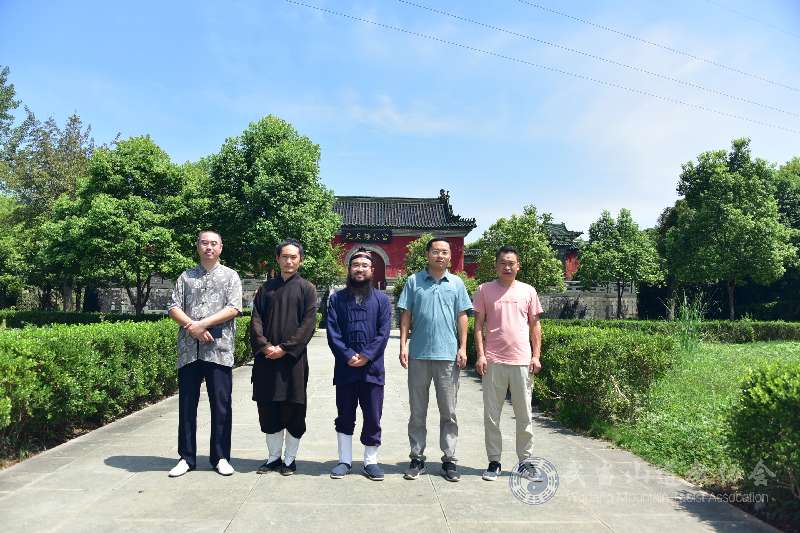 十堰御晨生物向武当道协捐献4000公斤消毒液