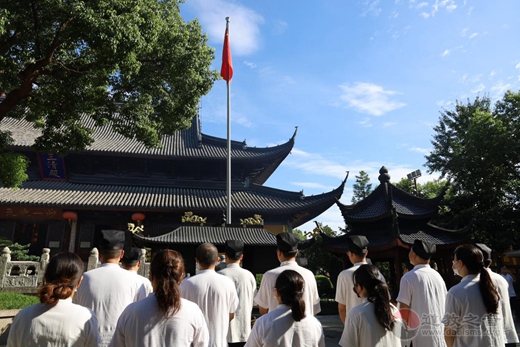 苏州玄妙观举行升国旗仪式暨纪念 “抗日战争、世界反法西斯战争胜利75周年”和平祈祷法会