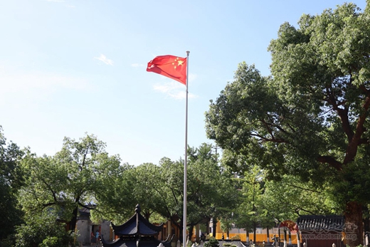苏州玄妙观举行升国旗仪式暨纪念 “抗日战争、世界反法西斯战争胜利75周年”和平祈祷法会