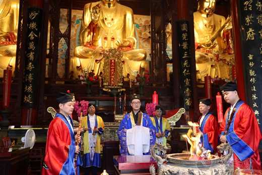 苏州玄妙观举行升国旗仪式暨纪念 “抗日战争、世界反法西斯战争胜利75周年”和平祈祷法会