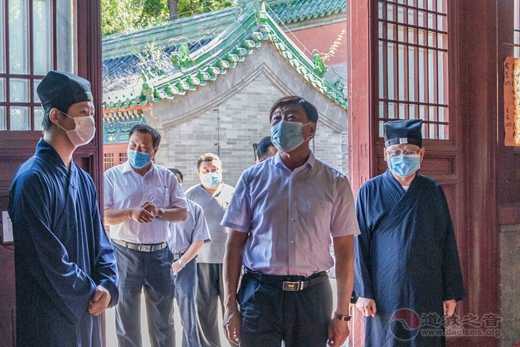 北京市委统战部副部长、市民族宗教委主任钟百利带队到昌平区城隍庙检查疫情防控及场所管理工作