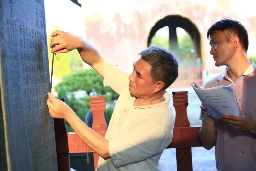 武当文化专家杨立志教授带领课题组深入调查武当山碑刻摩崖