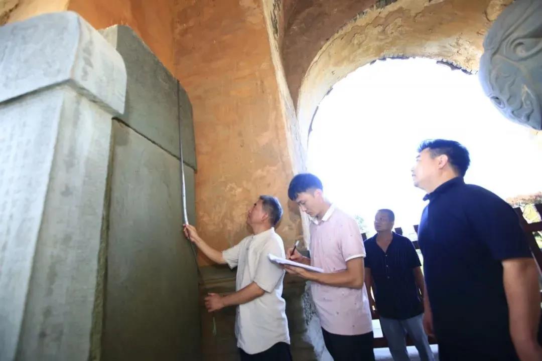 武当文化专家杨立志教授带领课题组深入调查武当山碑刻摩崖
