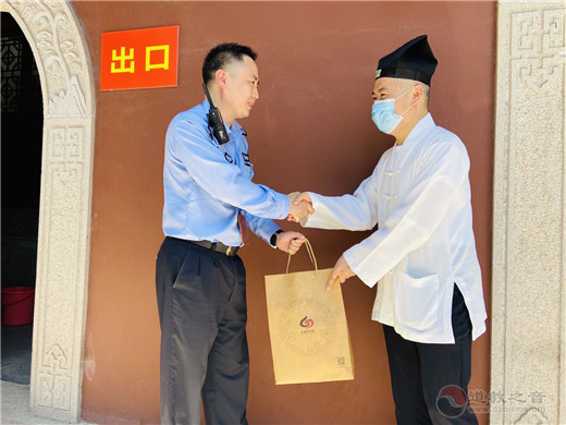 上海白云观慰问黄浦一线执勤交警