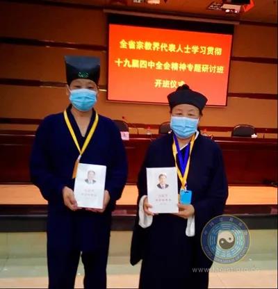 湖北省道协向领导班子成员赠送《习近平谈治国理政》（第三卷）