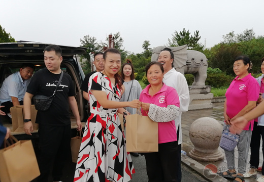 山东省青州市道教协会慰问九龙峪景区基层工作者献爱心-道音文化