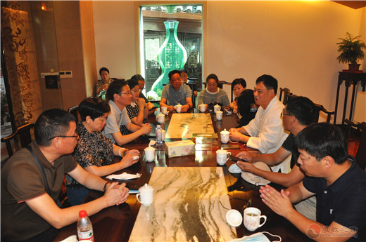 上海市崇明区民宗干部参访团到上海城隍庙参访交流
