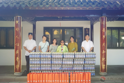 苏州玄妙观尚道慈爱功德会组织会员慰问北寺塔社区一线工作人员