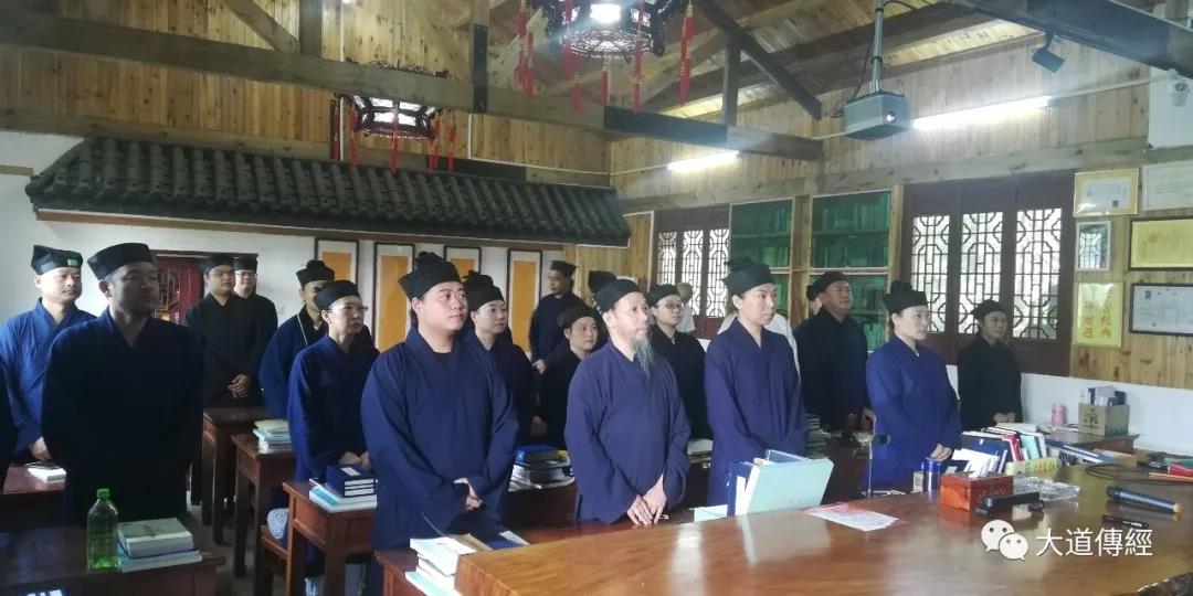 武汉大道观组织全体道众收看全国新冠疫情表彰大会-道音文化