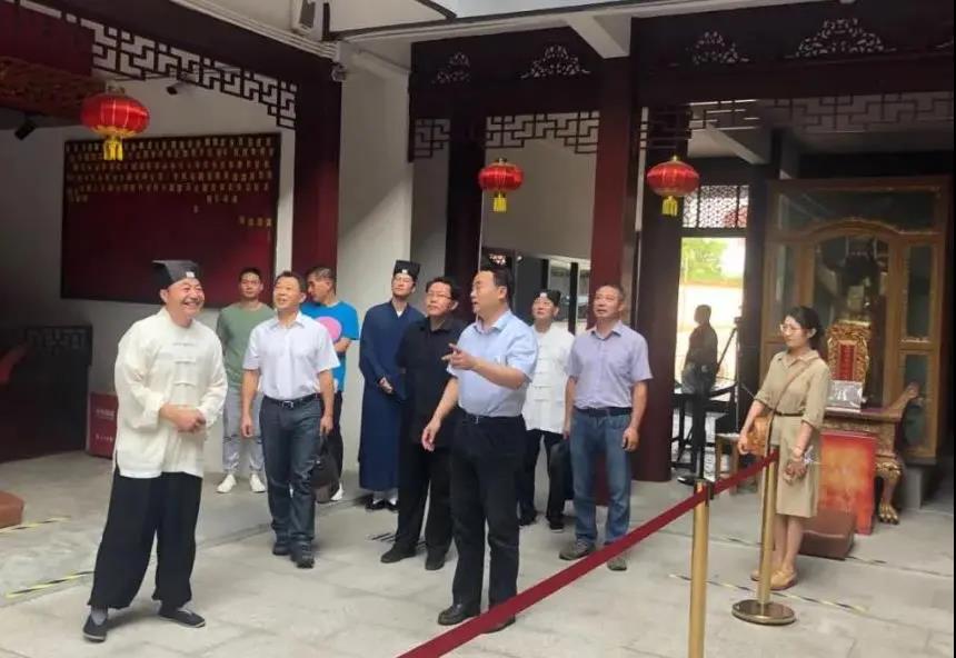 上海市民族宗教局领导赴宗教院校走访慰问