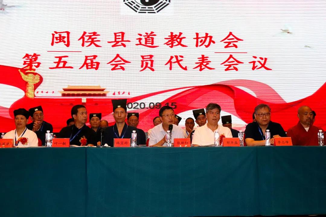 新当选的第五届理事会会长陈则淼道长发表讲话。