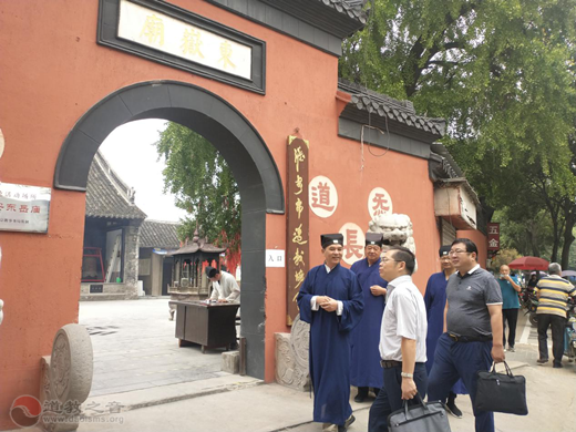 淮安市委统战部副部长、市民宗局局长张峰一行到淮安东岳庙调研