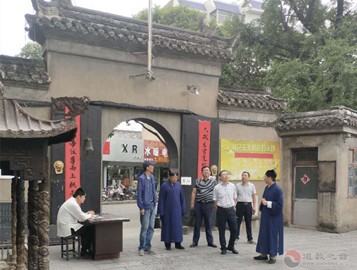淮安市委统战部副部长、市民宗局局长张峰一行到淮安东岳庙调研