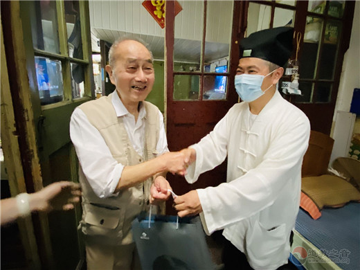 上海白云观慈爱功德会开展“贺中秋•迎国庆”系列慈善慰问-道音文化