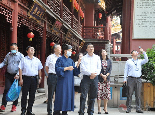 上海市浦东新区副区长吕雪城一行赴钦赐仰殿道观检查安全工作