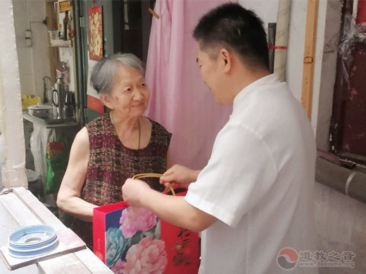 苏州城隍庙慈爱功德会开展中秋慰问独居孤寡老人活动
