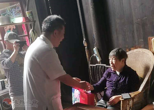 苏州城隍庙慈爱功德会开展中秋慰问独居孤寡老人活动