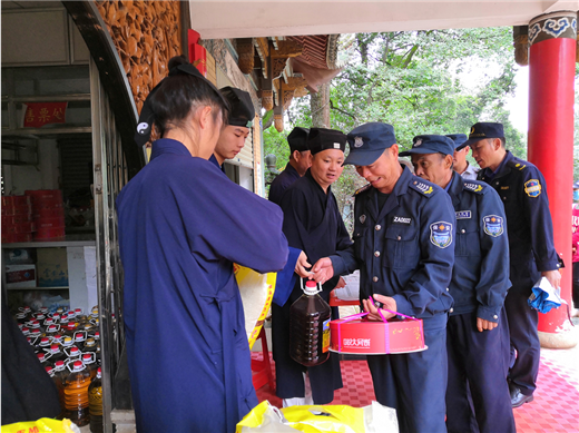 云南省道协龙泉观举办“迎国庆中秋送温暖感恩社会”活动-道音文化