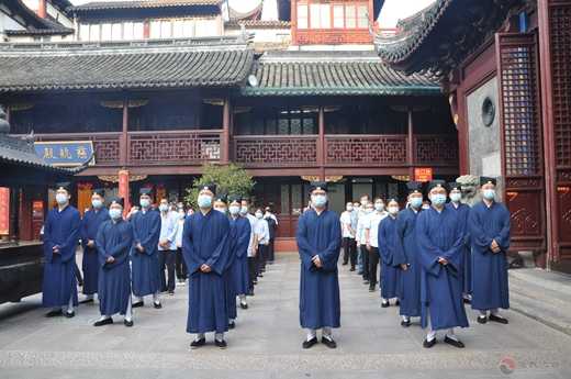 上海城隍庙举行升国旗仪式