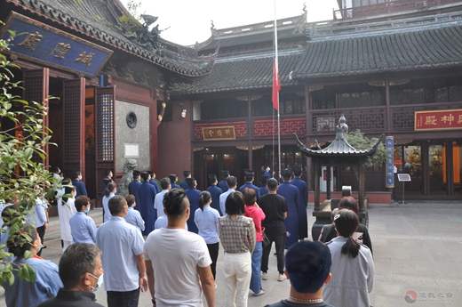 上海城隍庙举行升国旗仪式