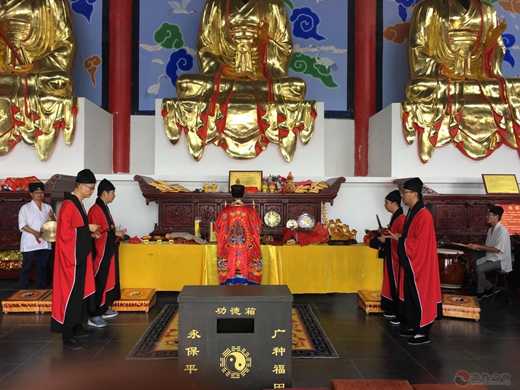 南京方山洞玄观举行“唱响国歌、礼赞国旗、致敬国徽”活动