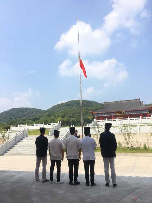南京方山洞玄观举行“唱响国歌、礼赞国旗、致敬国徽”活动