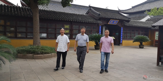 苏州市民族宗教事务局副局长周万青对玄妙观进行安全、防疫工作落实情况检查