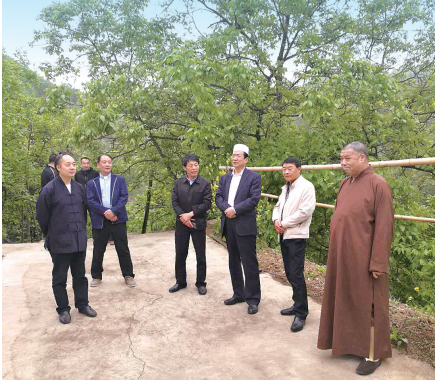 陕西省民宗委组织各宗教团体负责人到贫困地区实地调研，详细了解需要帮扶的具体情况。