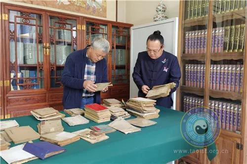 国家古籍鉴定专家到太原居贤观鉴赏古籍-道音文化