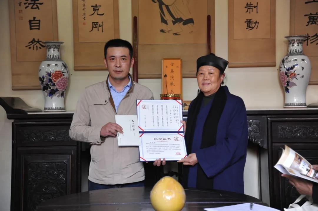 武汉长春观抗疫突击队召开抗疫总结座谈会