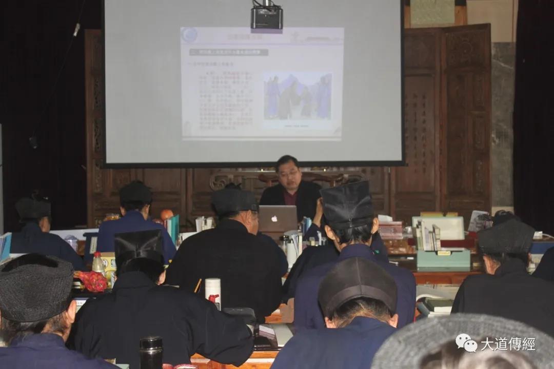 武汉大道观组织“认真践行四项标准 争做新时代合格的道教传承者”专题讲座