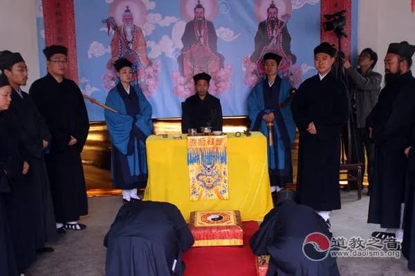 “这小伙子，怎么想不开当道士了？”