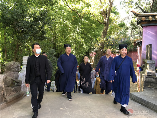 昆明市宗教界代表人士培训班到云南省道协龙泉观参观交流