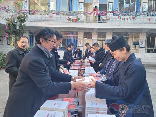 大理州道教协会参加国旗《民法典》赠送系列活动