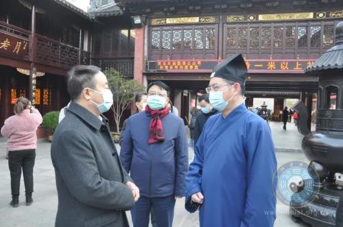 上海市委统战部副部长、市民宗局党组书记王霄汉到上海城隍庙检查常态化疫情防控工作