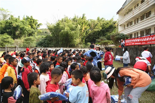 上海白云观慈爱功德会为边远小学捐赠校服-道音文化