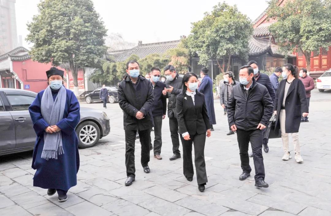 武汉市委常委、统战部部长杨玲一行到武汉长春观走访慰问
