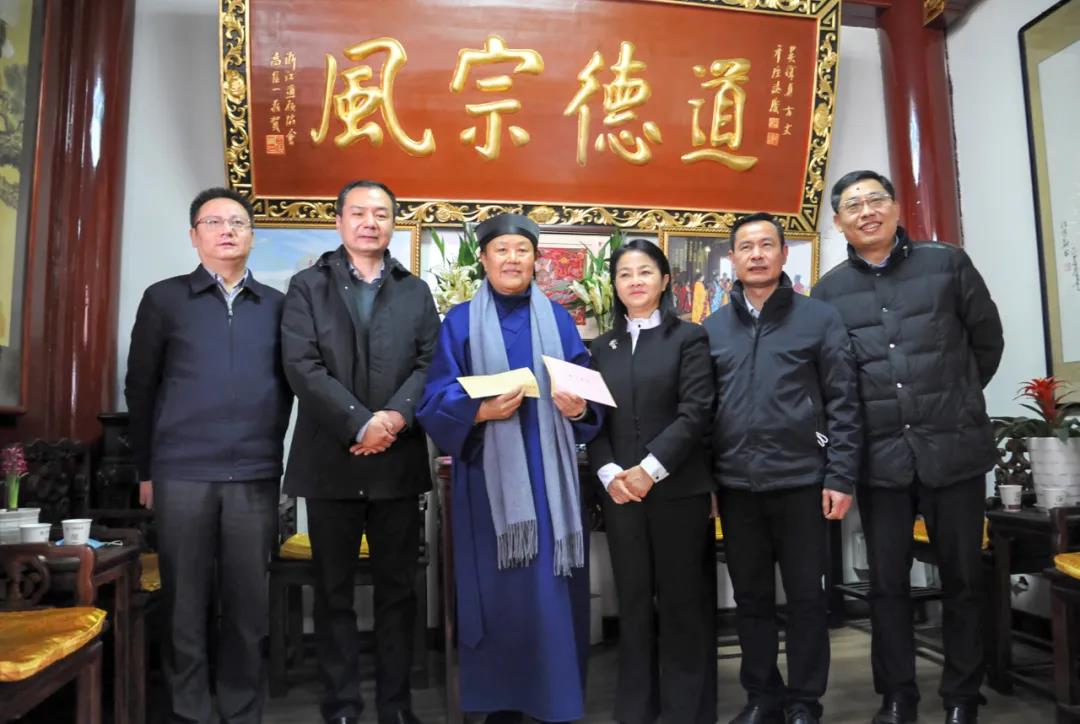 武汉市委常委、统战部部长杨玲一行到武汉长春观走访慰问