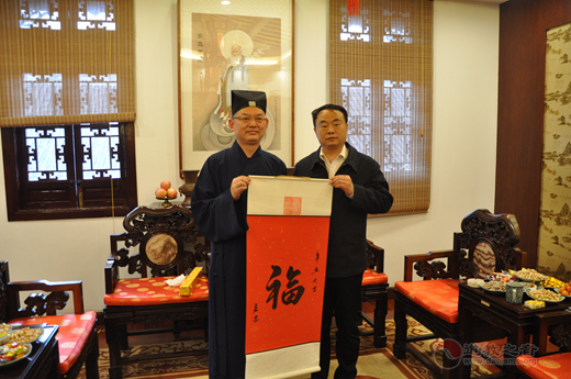 上海市委统战部副部长、市民宗局党组书记王霄汉到上海城隍庙检查节日开放工作
