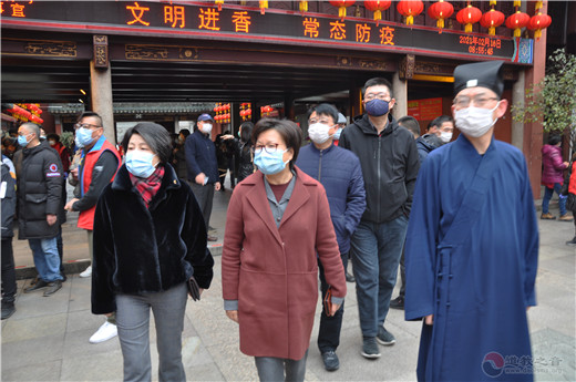 上海市委统战部常务副部长黄红、市民族宗教局局长花蓓到上海城隍庙检查疫情防控工作