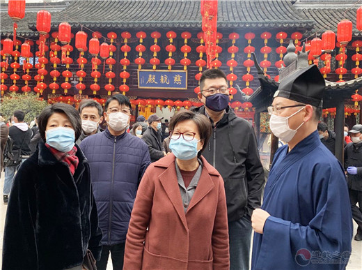 上海市委统战部常务副部长黄红、市民族宗教局局长花蓓到上海城隍庙检查疫情防控工作