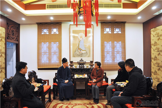 上海市委统战部常务副部长黄红、市民族宗教局局长花蓓到上海城隍庙检查疫情防控工作