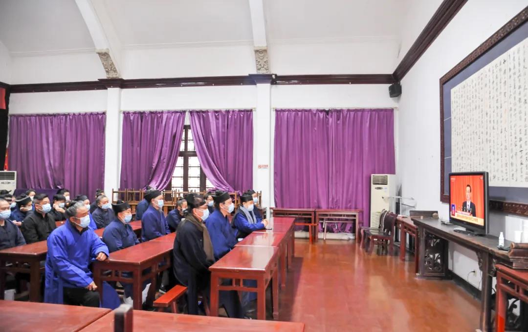 武汉长春观全体道众共同观看“两会”开幕直播-道音文化
