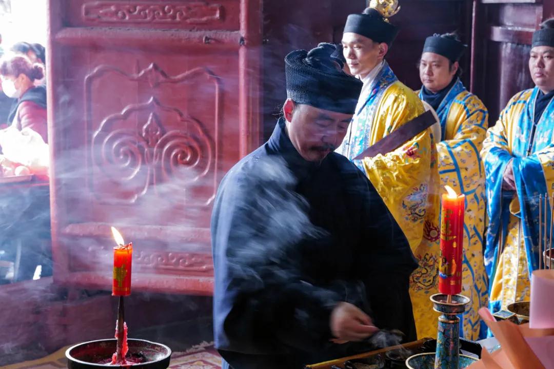 恢复开放首日，泰山碧霞祠举行升国旗仪式及祝国迎祥活动-道音文化