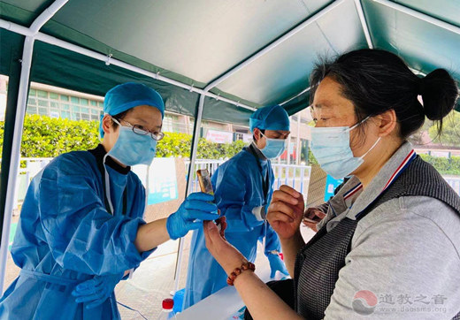 上海白云观慈爱功德会参与卢湾体育馆新冠疫苗接种点志愿服务工作