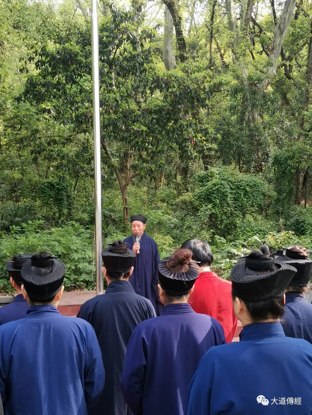 武汉大道观“道教高功音乐学习班”隆重举行开学典礼升国旗仪式