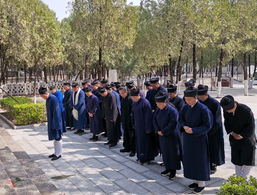 河北省保定道教界清明赴晋察冀烈士陵园祭扫缅怀革命先烈