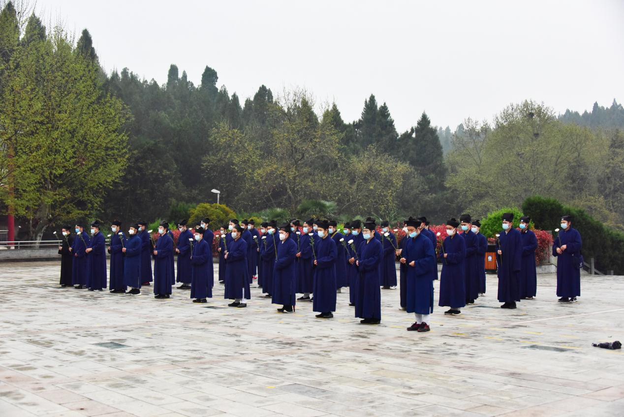 武当山道教学院组织百余名师生 清明节追思革命先烈